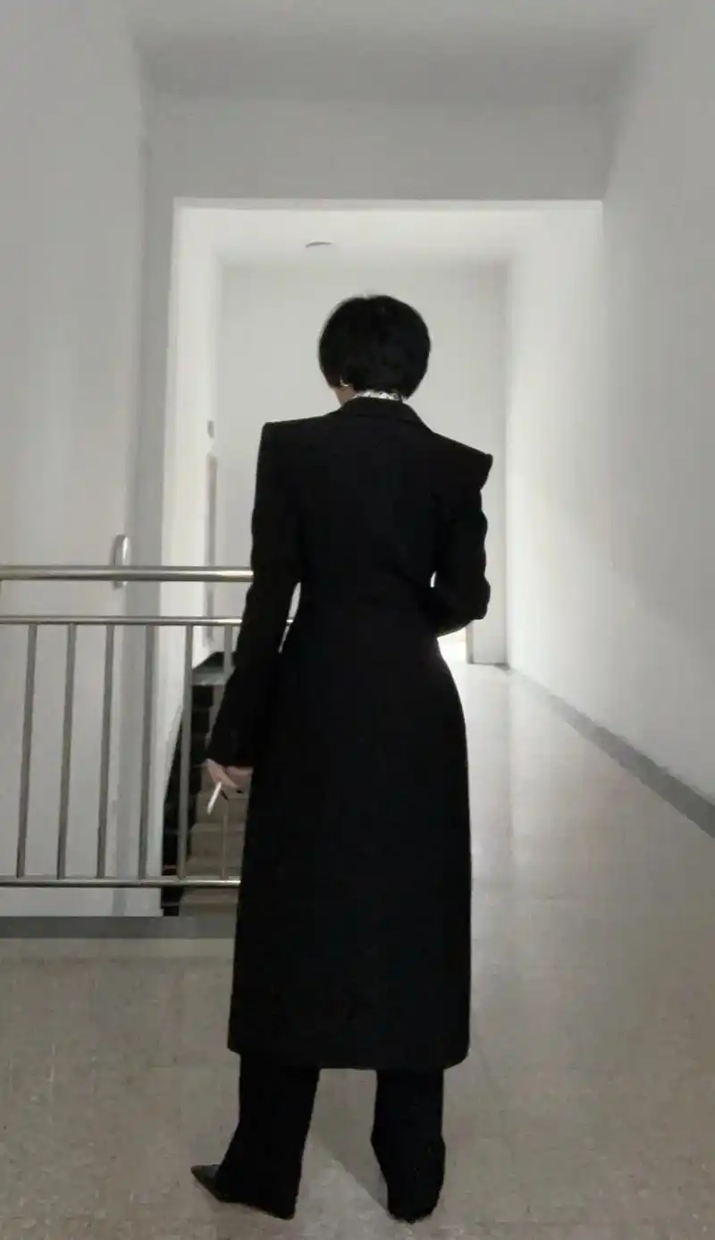 最强女生背影没问题吧?把摔都给我打在公屏上#黑色系 #短发女 - 抖音