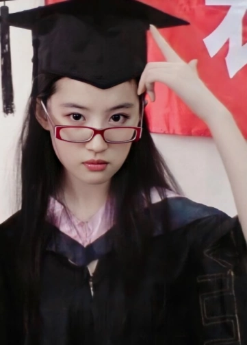 刘亦菲大学期间旧照公开,青涩时也是"校花",男同学都看呆