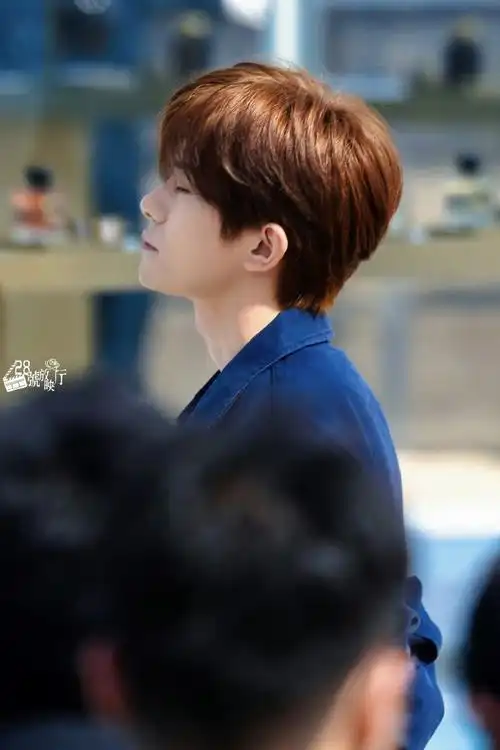 四和四的喉结  @tfboys-易烊千玺  我啃啃啃  #易烊千玺电影小小的我