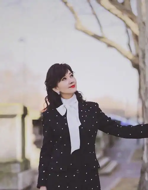 67岁赵雅芝不服老纯白短t搭配波点裙时髦洋气又减龄