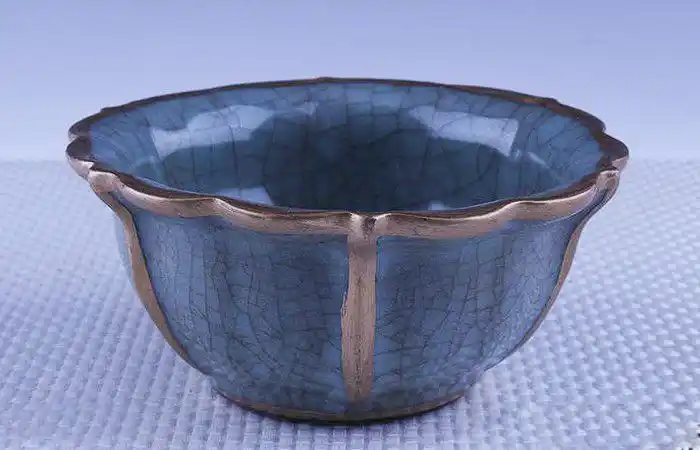 宋官窑汝瓷冰裂纹描金花卉纹碗