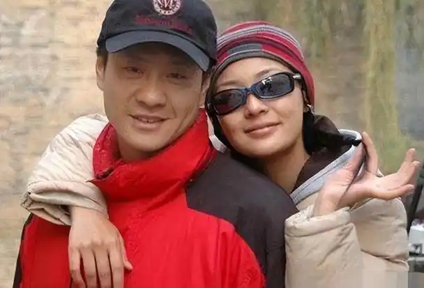 他的前妻名叫陈实,也是一位演员,曾在《上错花轿嫁对郎》中扮演过"方