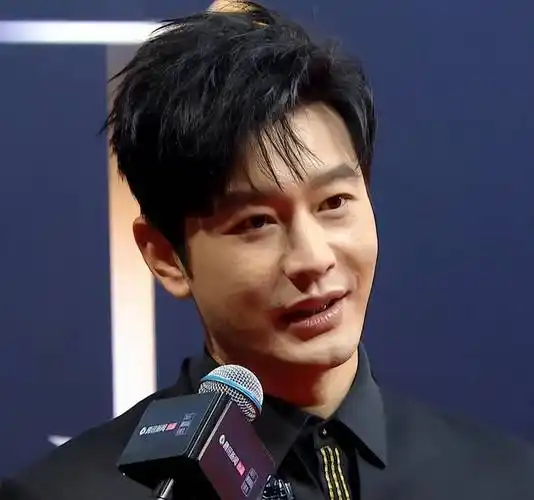 白皮书盛典明星生图大翻车黄晓明疲惫金晨造型土魏大勋痘多