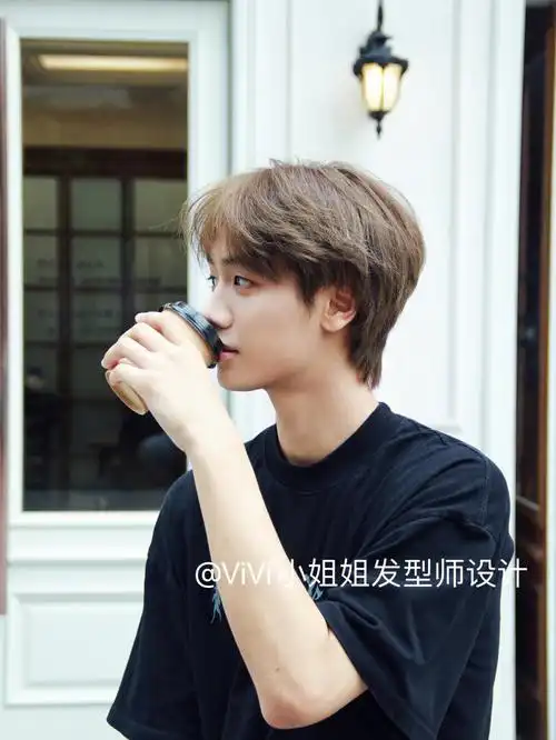 雾青棕色少年感锅盖头男士发型推荐