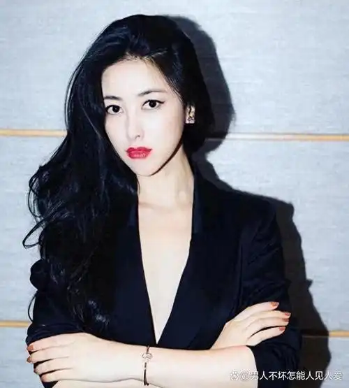 朱珠,这位具有东方韵味的女演员,以其独特的风格和与生俱来的性感吸引