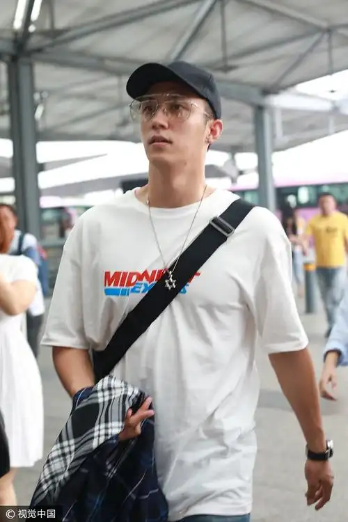 黄景瑜ground zero潮t搭牛仔裤 白色篮球鞋简装休闲潮范