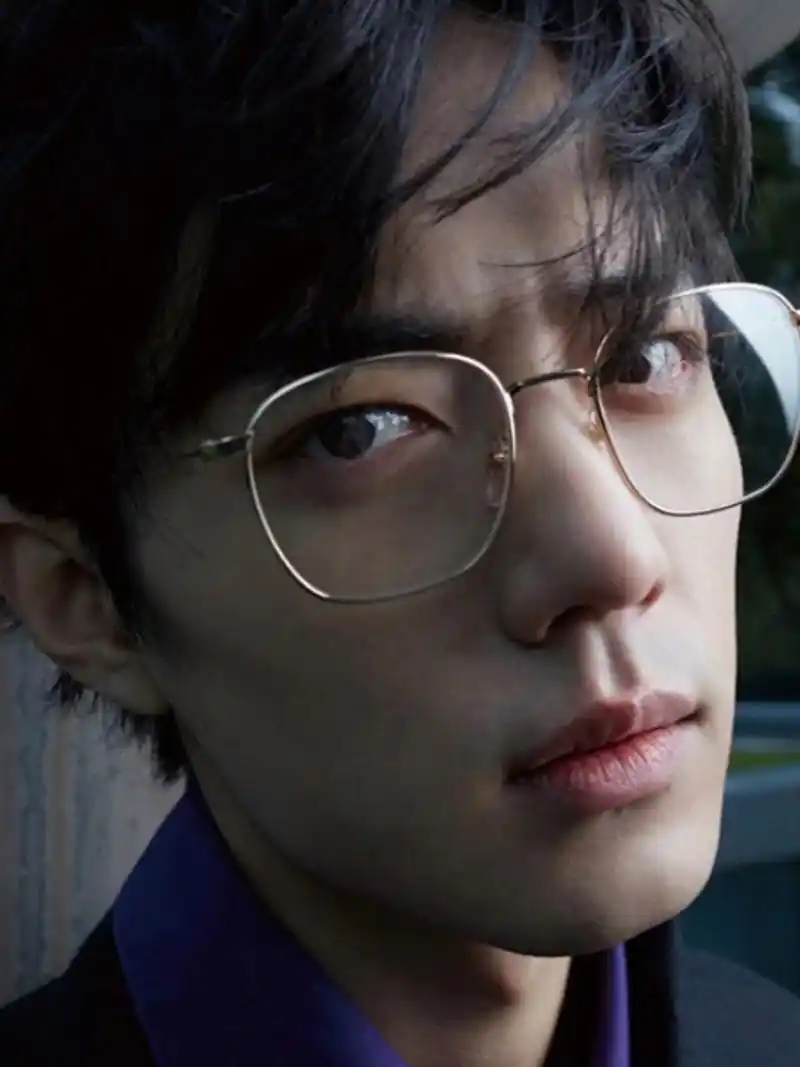 戴眼镜的肖战!太有气质了!