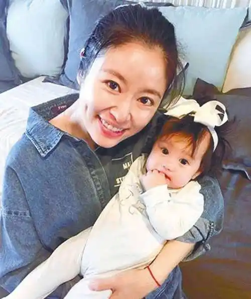 44岁林心如喜提二胎:11岁看还珠,现在女儿12岁,她才生啊_女性_孩子