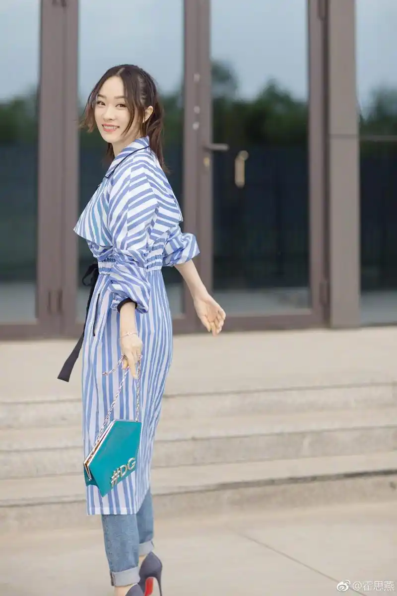 霍思燕身穿条纹衬衫干练时尚,38岁嫩回18岁少女,网友:真会穿!