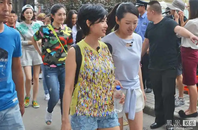 朱茵与杨钰莹一路热聊.