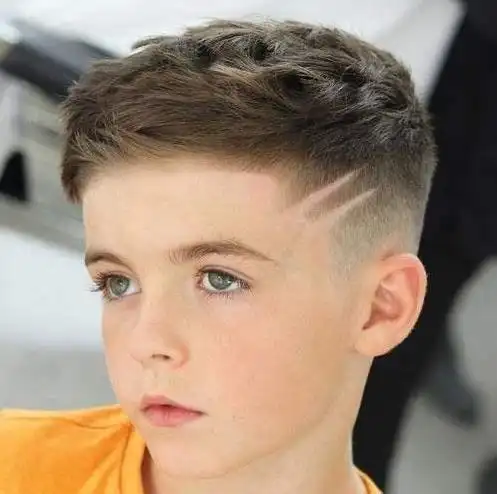 剃鬓角的男童瓜子脸短发发型,鬓角头发做成了渐变式的效果,短发汤发