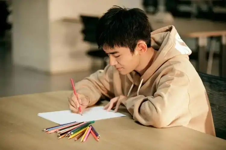 易烊千玺壁纸愿化作红色满天星不经意藏进你的眼睛