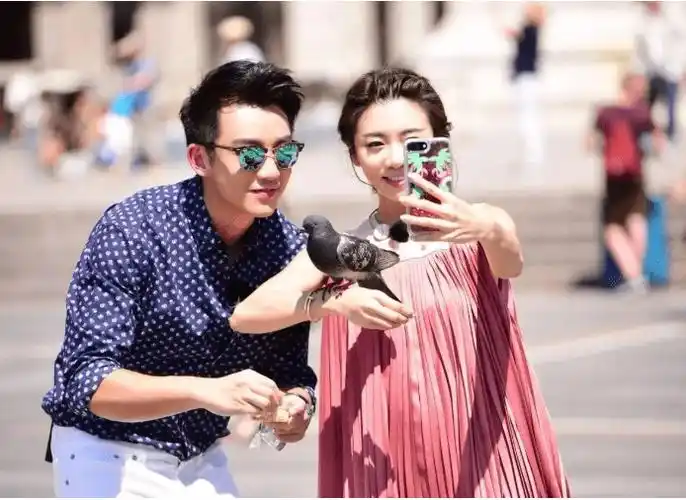 最近,程晓玥经常旅游,美丽的照片很好,很享受目前的