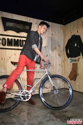 柯震东帅气亮相演绎单车少年