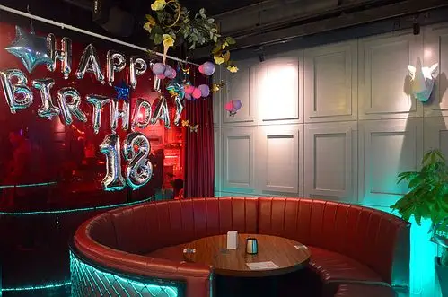 特别是这幅壁画吸引了我的目光,真人大小的美女人像,身材曼妙,曲线