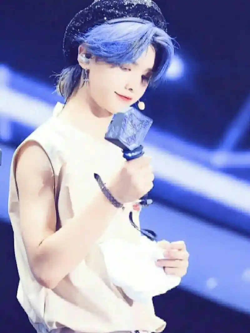 黄明昊超适合做壁纸的绝美照片来了! 永远爱昊昊子啊!