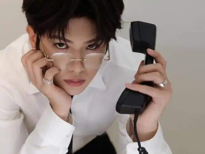 黄明昊左肩镶花黑西装,再搭配眼镜,咱就说这满分a感的小贾