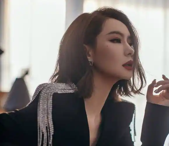 戚薇晒短发收工照,御姐"戚哥"再次上线,好身材令人羡慕_造型_时候