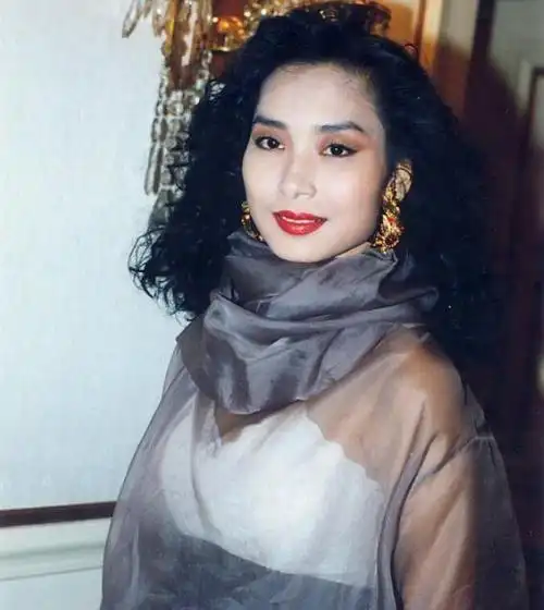 歌坛天后邝美云:刘德华,王菲给她作配,情史丰富今57岁仍单身