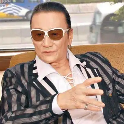 23岁拿影后,26岁嫁谢贤,33岁儿子帅过谢霆锋