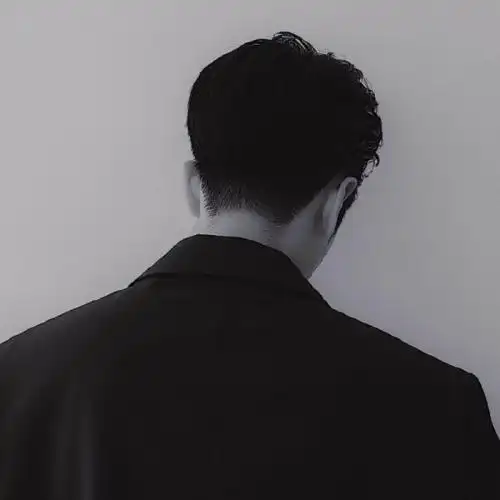 默默无闻男头像黑色系高冷,不要在爱情里沉醉-黑白头像