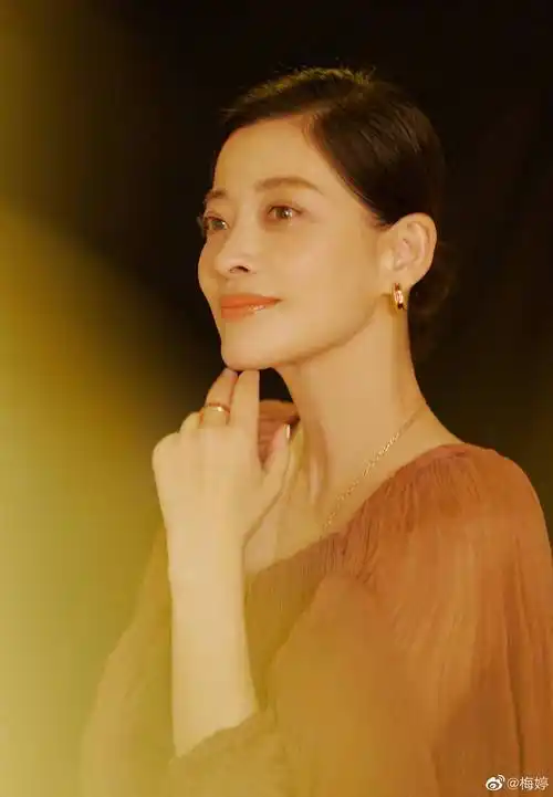 著名演员梅婷罕见出演话剧,表现太过热情又奔放!穿一袭红色长裙