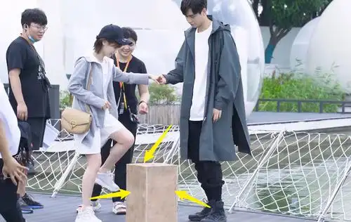 花絮爆笑揭秘:李一桐胡一天身高明明差23cm,为何却在剧中不明显