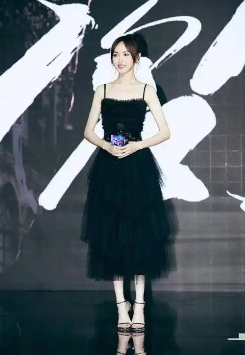 20岁宋祖儿与34岁唐嫣同穿吊带裙气质差不少