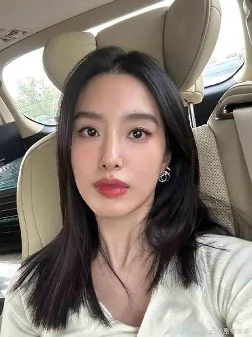 杨采钰直播状态##杨采钰黑长直