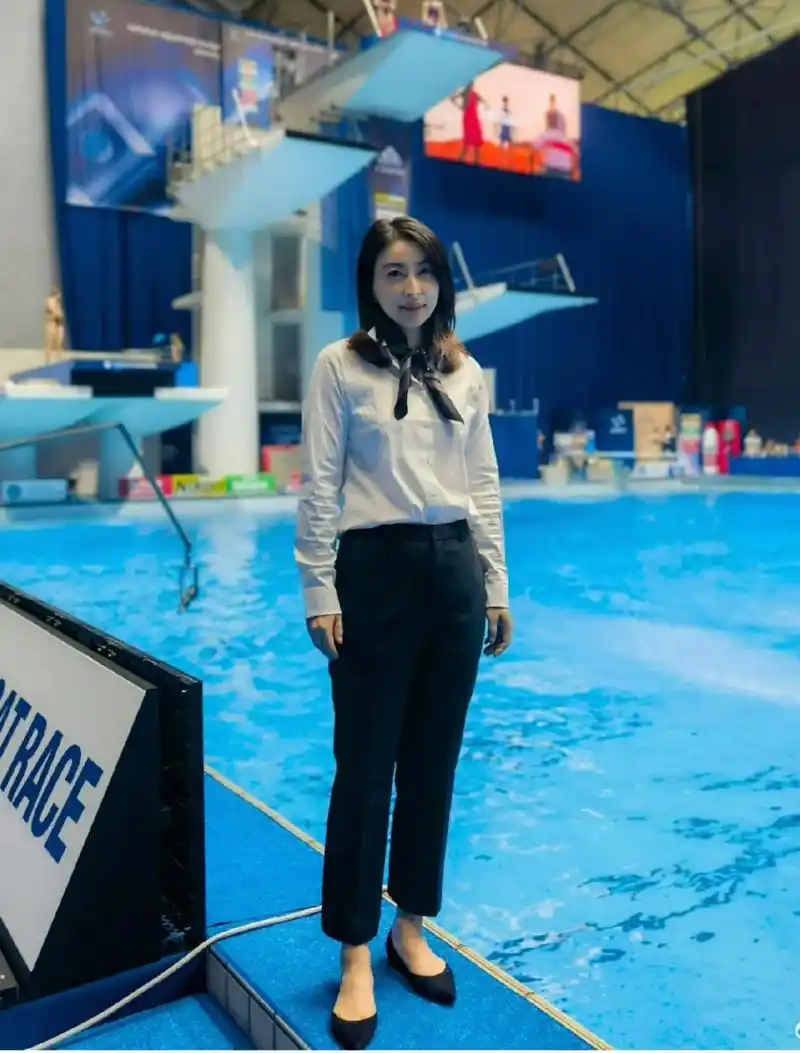 形象美丽端庄,工作态度认真专业,作为豪门媳妇郭晶晶一直低调努力,没