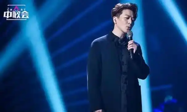 45岁于毅在娱乐圈内不火,是因为他在另一个圈子里,正红得发紫!