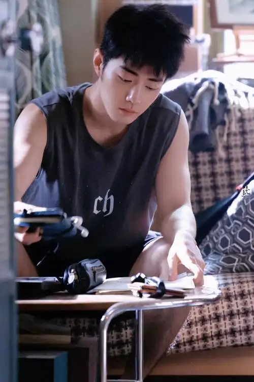 背心,短裤,腿毛,黑框眼镜.要素太多.#肖战