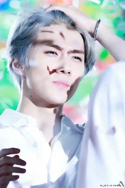 吴世勋银发白衬衫合集,小吴同学跳舞的时候太好看了