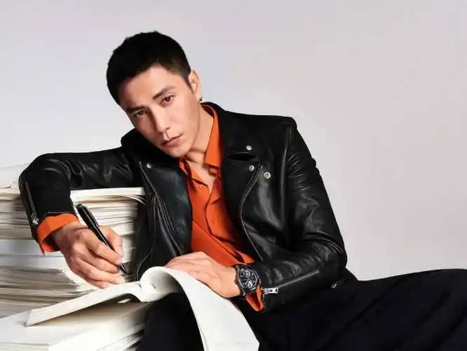 陈坤超话全球品牌大使上线,利落的短发,硬朗的皮衣… 挥毫泼墨的气势