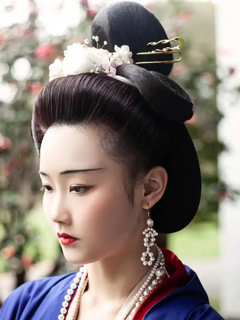 菩萨引路图其中之一的一幅发型复原 梳的是唐代的椎髻 鬓后饰以玉梳