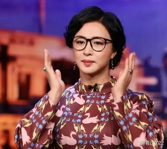 从上海第一主持人沦为全网笑柄曹可凡终于走到这一步