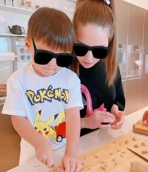 她晒出来的照片一张是与儿子的合照,儿子在为爸爸做奶茶,样子可爱极了