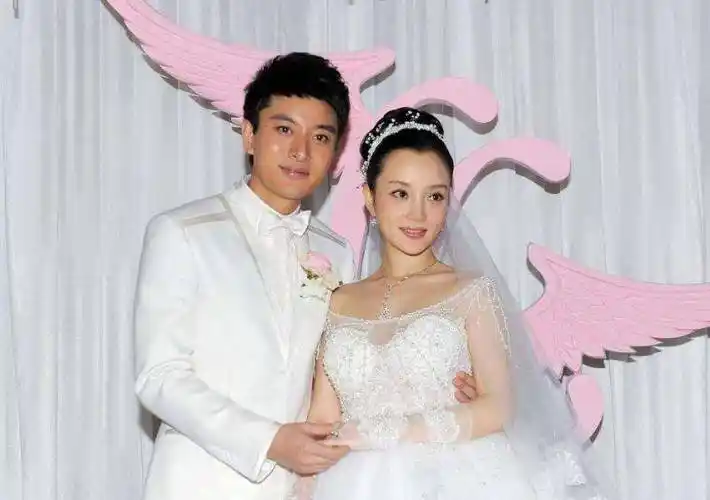 也许贾乃亮觉得孩子出生了,便可以收回妻子一些心,但事实并不是如此.