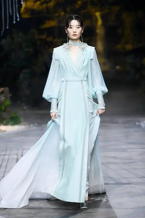 熊英·盖娅传说2022春夏系列"乾坤·方仪"发布会在京举行_中国经济网