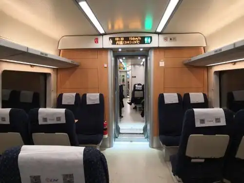 有序进入到车厢,落座.列车很快启动,不知不觉已进入154km/h.