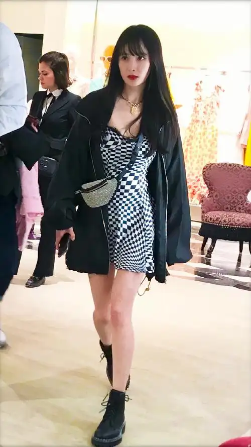 杨幂身着黑白格纹连衣裙搭配黑短靴,秀美腿,现身米兰街头