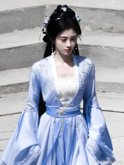 鞠婧祎在逃蓝精灵##鞠婧祎湖水蓝仙女裙##鞠婧祎