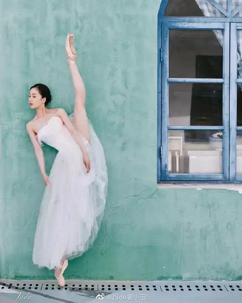 一字马又叫劈腿,劈叉,两条腿前后分的叫竖叉,左右的叫横叉软开度完全