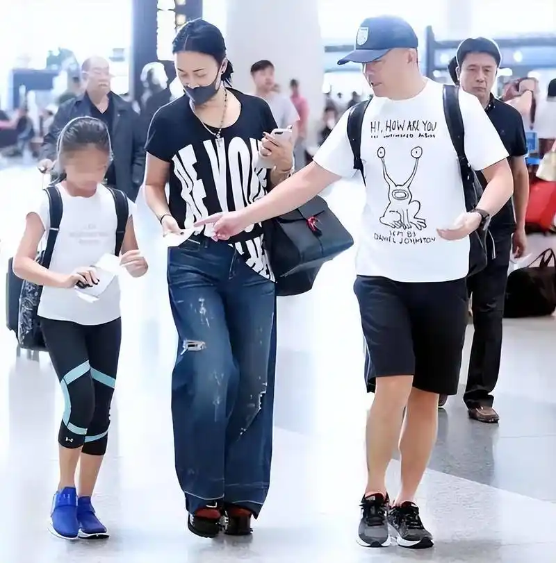 56岁那英一家人走机场,女儿甜美老公帅气,她穿搭不羁很社会_苹果_孟桐