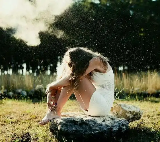 低头趴在地上的女生悲伤图片淋过最大的雨是你在烈日下的不回头