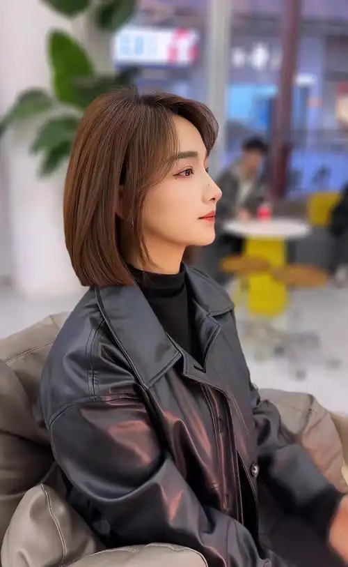 n对于圆脸的姐妹来说,这款发型也非常友好,脸颊两侧的碎发可以修饰