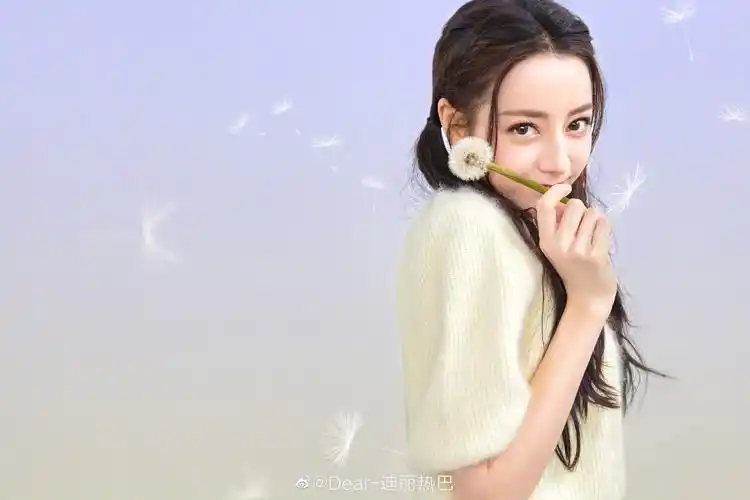 迪丽热巴扎双马尾吹蒲公英清新可爱