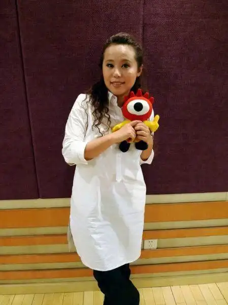 郭峰的邀请下录制完成了一首2011年主推的高难度深情对唱歌曲《你是