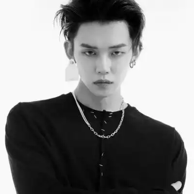 男头黑白真人头像高冷帅气图片