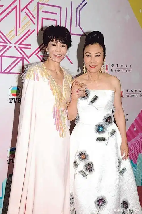 大会司仪郑裕玲(左)与汪明荃勉励港人